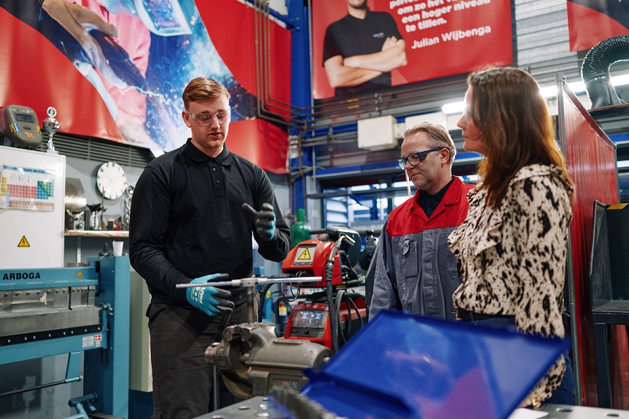 Opleidingsadviseur Marjon op bezoek bij student medewerker productietechniek Constructie OBM Oost